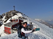 64 Dal cocuzzolo ammantato di neve selfie in vetta Resegone...con soddisfazione... alla prossima! 